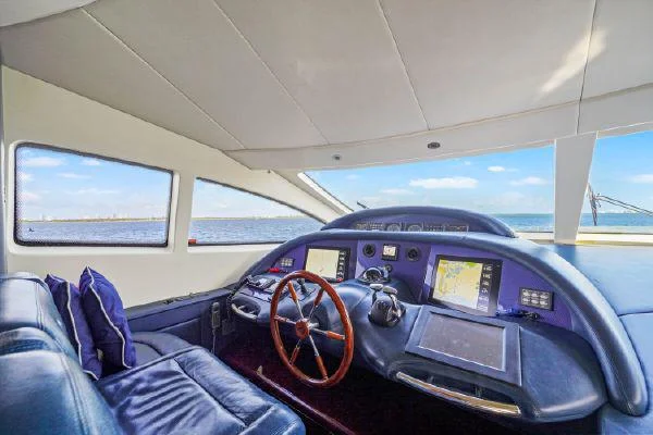 85ft Azimut Del Mar spacious interior